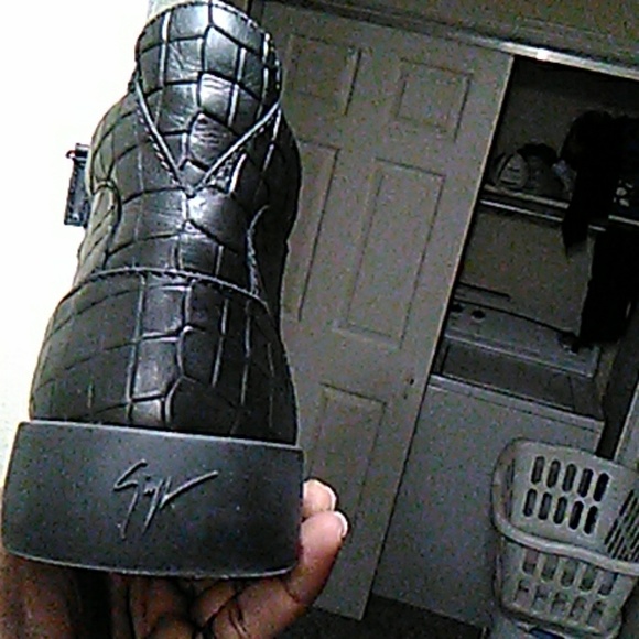 Shoe - Picture 2 of 3